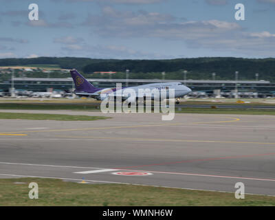 Thai 747 Berücksichtigung der einmaligen am Flughafen Zürich, Schweiz Stockfoto