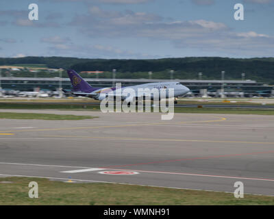 Thai 747 Berücksichtigung der einmaligen am Flughafen Zürich, Schweiz Stockfoto