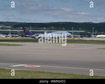 Thai 747 Berücksichtigung der einmaligen am Flughafen Zürich, Schweiz Stockfoto