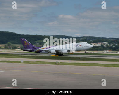 Thai 747 Berücksichtigung der einmaligen am Flughafen Zürich, Schweiz Stockfoto