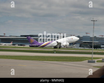 Thai 747 Berücksichtigung der einmaligen am Flughafen Zürich, Schweiz Stockfoto