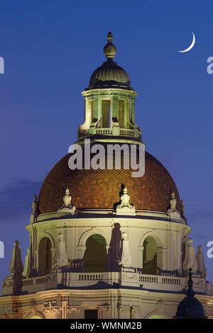 Main Tower Der Pasadena City Hall und Halbmond in der westlichen Himmel während der blauen Stunde. Stockfoto