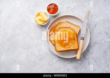 Morgen Toast mit Butter und Marmelade. Ansicht von oben, kopieren. Stockfoto