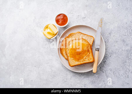 Morgen Toast mit Butter und Marmelade. Ansicht von oben, kopieren. Stockfoto