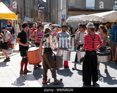 Trommler, die auf dem Markt Stockfoto