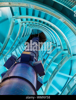 Farbenfrohe blaue Wendeltreppe im Inneren des Louis Stokes Flügel des Cleveland öffentliche Bibliothek in der Innenstadt von Cleveland, Ohio Stockfoto