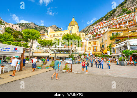 Der Sandstrand, Cafés und Geschäfte in der Küstenstadt Positano Italien an der Amalfi Küste des Mittelmeers Stockfoto