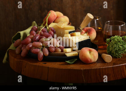 Käse, Trauben und Wein auf einem Holztisch, rustikalen Stil Stockfoto