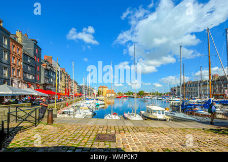 Das malerische Fischerdorf an der Küste der Normandie in Frankreich, Honfleur, mit Boote im Hafen und Touristen, die Straßencafés Stockfoto