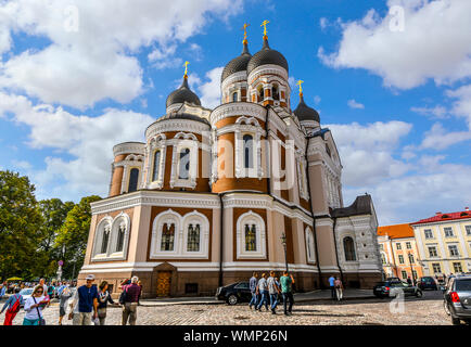 Touristen vorbei an der Alexander-Newski-Kirche in der mittelalterlichen Oberstadt von Toompea Hügel am frühen Morgen in der Ostsee Stadt Tallinn, Estland. Stockfoto
