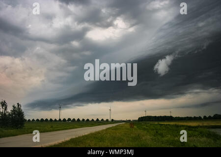 Shelfcloud von einem Sturm vorne bewegt sich über die Landschaft in den Niederlanden Stockfoto