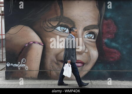 Lima, Peru. 4. Sep 2019. Ein Mann der Vergangenheit ein Graffiti in Lima, Peru. Quelle: John milner/SOPA Images/ZUMA Draht/Alamy leben Nachrichten Stockfoto