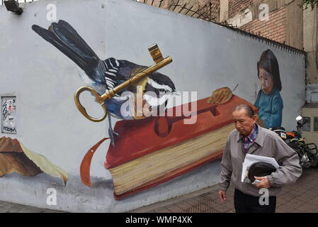 Lima, Peru. 4. Sep 2019. Ein Mann der Vergangenheit graffiti in Lima, Peru. Quelle: John milner/SOPA Images/ZUMA Draht/Alamy leben Nachrichten Stockfoto