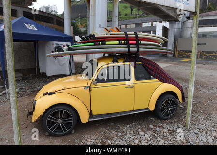 Lima, Peru. 4. Sep 2019. Ein Auto mit Surfboards in Lima, Peru geladen. Quelle: John milner/SOPA Images/ZUMA Draht/Alamy leben Nachrichten Stockfoto