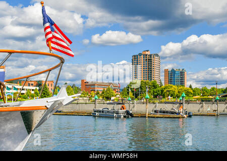 Touristen und Einheimische genießen Sie die jährlichen Wooden Boat Show an der Promenade in der Bergstadt Coeur d'Alene, Idaho, Im inländischen Nordwesten. Stockfoto