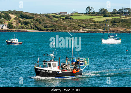 Schull, West Cork, Irland. 5. September 2019. Ein einheimischer Fischer Ansätze am Kai in Schull mit seinen Fang von Krebsen, die an einem sonnigen Tag im September. Der Rest des Tages wird trocken und hell withhighs von 16 bis 20 Grad. Credit: Andy Gibson/Alamy Leben Nachrichten. Stockfoto