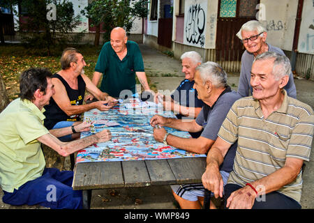 ZRENJANIN, Serbien, SEPTEMBER 05,2019. Eine Gruppe von Senioren meist Rentner Spaß Karten spielen im Freien in den Park. Stockfoto