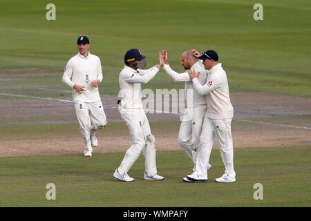 England's Jack Leach (Mitte) feiert die wicket von Australiens Pat Cummings in Tag zwei des vierten Asche Test im Emirates Old Trafford, Manchester. Stockfoto