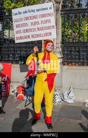 Westminster, London, Großbritannien. 5. Sep 2019. Ein "Jeremy Corbyn "Huhn mit einer dicken Osteuropäischen Akzent-Pro Brexit Demonstranten außerhalb der Häuser des Parlaments als MP Rückkehr nach der Sommerpause. Credit: Guy Bell/Alamy leben Nachrichten Stockfoto