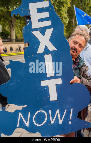 Westminster, London, Großbritannien. 5. Sep 2019. Ein demonstrant mit seiner Karte von Großbritannien nach Brexit-Pro Brexit Demonstranten außerhalb der Häuser des Parlaments als MP Rückkehr nach der Sommerpause. Credit: Guy Bell/Alamy leben Nachrichten Stockfoto