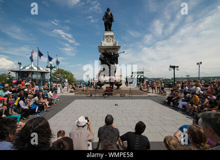 Gaukler, Street Performer, spielt eine große Menschenmenge an einem sommerlichen Nachmittag auf der Terrasse Dufferin im Zentrum von Quebec, CA. Stockfoto