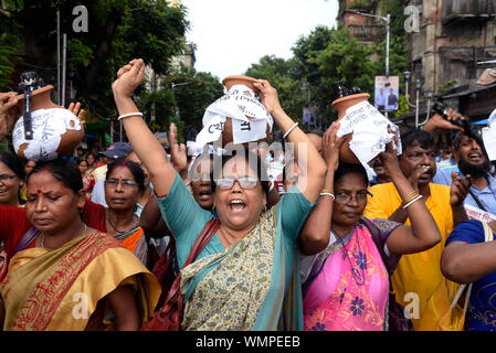 Kolkata, Indien. 05 Sep, 2019. Lehrerinnen halten Tontopf während einer Kundgebung gegen Landesregierung anlässlich der Lehrer Tag zu protestieren. (Foto durch Saikat Paul/Pacific Press) Quelle: Pacific Press Agency/Alamy leben Nachrichten Stockfoto