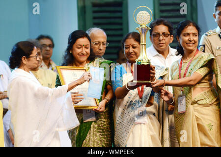 Kolkata, Indien. 05 Sep, 2019. West Bengal Chief Minister Mamata Banerjee ausgezeichnet Lehrer anlässlich der Lehrer Tag. (Foto durch Saikat Paul/Pacific Press) Quelle: Pacific Press Agency/Alamy leben Nachrichten Stockfoto