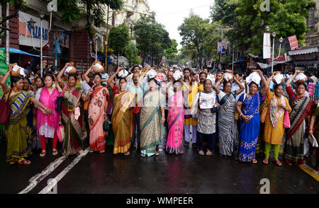 Kolkata, Indien. 05 Sep, 2019. Lehrerinnen halten Tontopf während einer Kundgebung gegen Landesregierung anlässlich der Lehrer Tag zu protestieren. (Foto durch Saikat Paul/Pacific Press) Quelle: Pacific Press Agency/Alamy leben Nachrichten Stockfoto