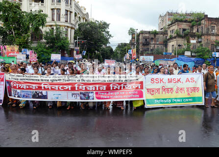 Kolkata, Indien. 05 Sep, 2019. Lehrer nehmen an einer Kundgebung gegen Landesregierung anlässlich der Lehrer Tag zu protestieren. (Foto durch Saikat Paul/Pacific Press) Quelle: Pacific Press Agency/Alamy leben Nachrichten Stockfoto