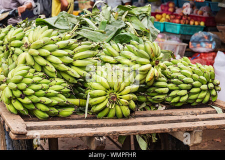 Bündel grüne Bananen in alten rustikalen Fahrzeug Stockfoto