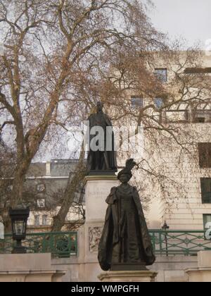 Schöne Statuen von King George und Queen Elizabeth von England in London. 26. Dezember 2011. London, England, Europa. Reisen Tourismus Straße Foto Stockfoto