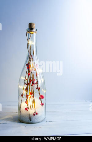 Weihnachten Flasche mit Lichtern auf einem weißen Hintergrund mit Kopie Raum Stockfoto