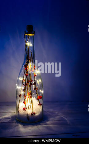 Weihnachten Flasche mit Lichtern auf einem weißen Hintergrund mit Kopie Raum Stockfoto