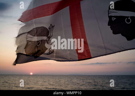 Lu Bagnu, Sardinien, Italien. 24 Aug, 2019. Sardische Flagge (die Flagge der vier Mauren genannt) in der Nähe von Mittelmeer in Lu Bagnu, Provinz Sassari, Sardinien, Italien. Credit: Jordi Boixareu/ZUMA Draht/Alamy leben Nachrichten Stockfoto