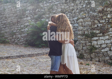 Dating Paar umarmen im Schlosspark auf Sommer Tag Stockfoto