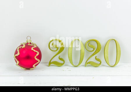 2020 neue Zahlen und Red christmas Ball auf weißem Hintergrund Stockfoto