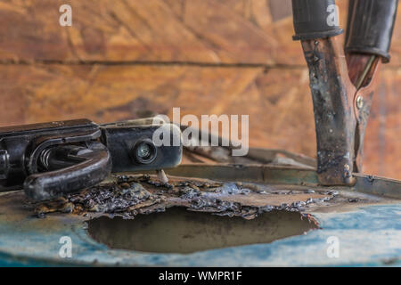 Finishing schlecht Schweißen mit blauen Röhrchen aus Metall Stockfoto