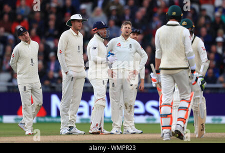 Englands (links-rechts) Rory Verbrennungen, Stuart Breit, Jonny Bairstow, Joe Root und Jack Leach stand niedergeschlagen in Tag zwei des vierten Asche Test im Emirates Old Trafford, Manchester. Stockfoto