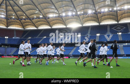 Hamburg, Deutschland. 05 Sep, 2019. Fussball: Abschließende Ausbildung Deutschland. Die deutsche Mannschaft in der Aufwärmphase. Credit: Christian Charisius/dpa/Alamy leben Nachrichten Stockfoto