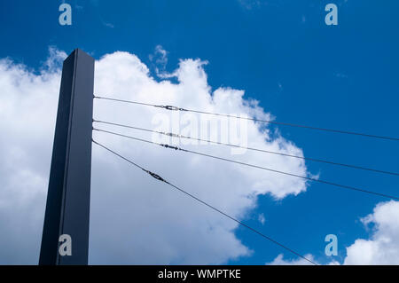 Elektrische Stromversorgung Kabel für eine Straßenbahn in hohen Metall Pfosten Stockfoto