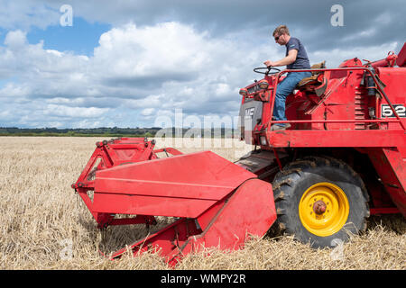 Haselbury Plucknet. Somerset. Vereinigtes Königreich. 18. August 2019. Ein vintage Mähdrescher Ernten von Weizen in einem gestern Landwirtschaft Veranstaltung Stockfoto