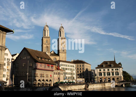 Die zwei Türme des Grossmünsters Kirche auf dem Limmatquai mit Blick auf die Altstadt von Zürich und die Limmat. Stockfoto