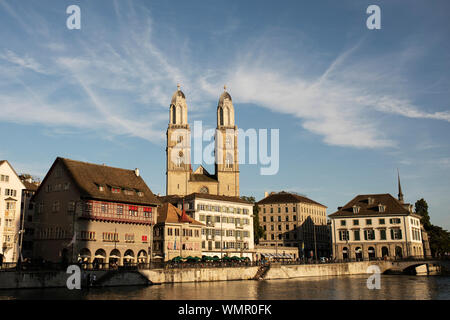 Die zwei Türme des Grossmünsters Kirche auf dem Limmatquai mit Blick auf die Altstadt von Zürich und die Limmat. Stockfoto