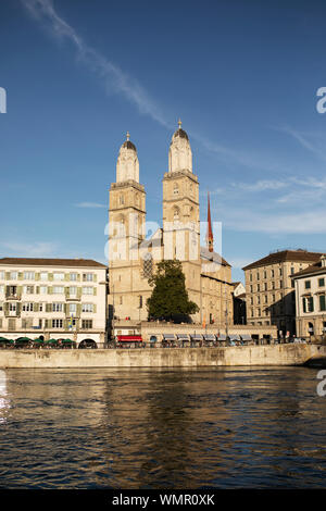 Die zwei Türme des Grossmünsters Kirche auf dem Limmatquai mit Blick auf die Altstadt von Zürich und die Limmat. Stockfoto