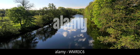 Sommer Blick auf den Fluß Ure, Masham Stadt, North Yorkshire, England, Großbritannien Stockfoto