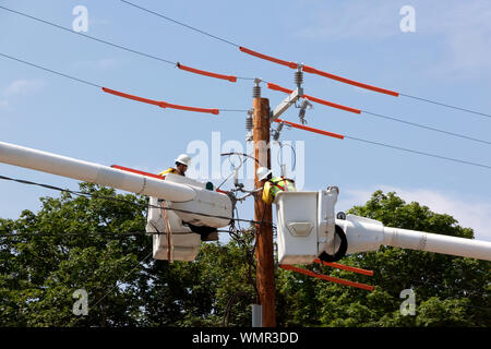 Elektrische Reparatur Männer in Eimern zur Festsetzung power line. Stockfoto