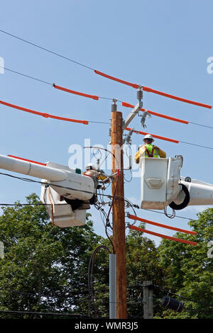 Elektrische Reparatur Männer in Eimern zur Festsetzung power line. Stockfoto