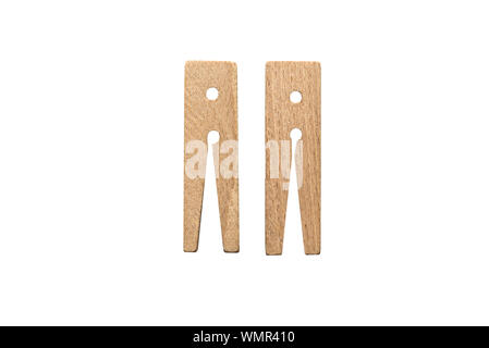 Zwei alte, Holz- Clips auf einen weißen Hintergrund mit einen Freistellungspfad isoliert. Stockfoto