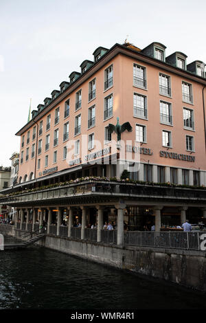 Das Hotel Storchen an der Limmat liegt in der Altstadt von Zürich, Schweiz. Stockfoto