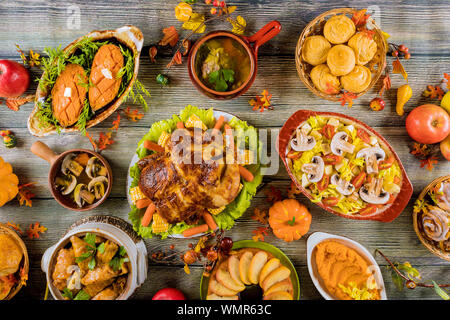 Thanksgiving Day. Abendessen mit der Türkei und viel leckeres Essen. Stockfoto